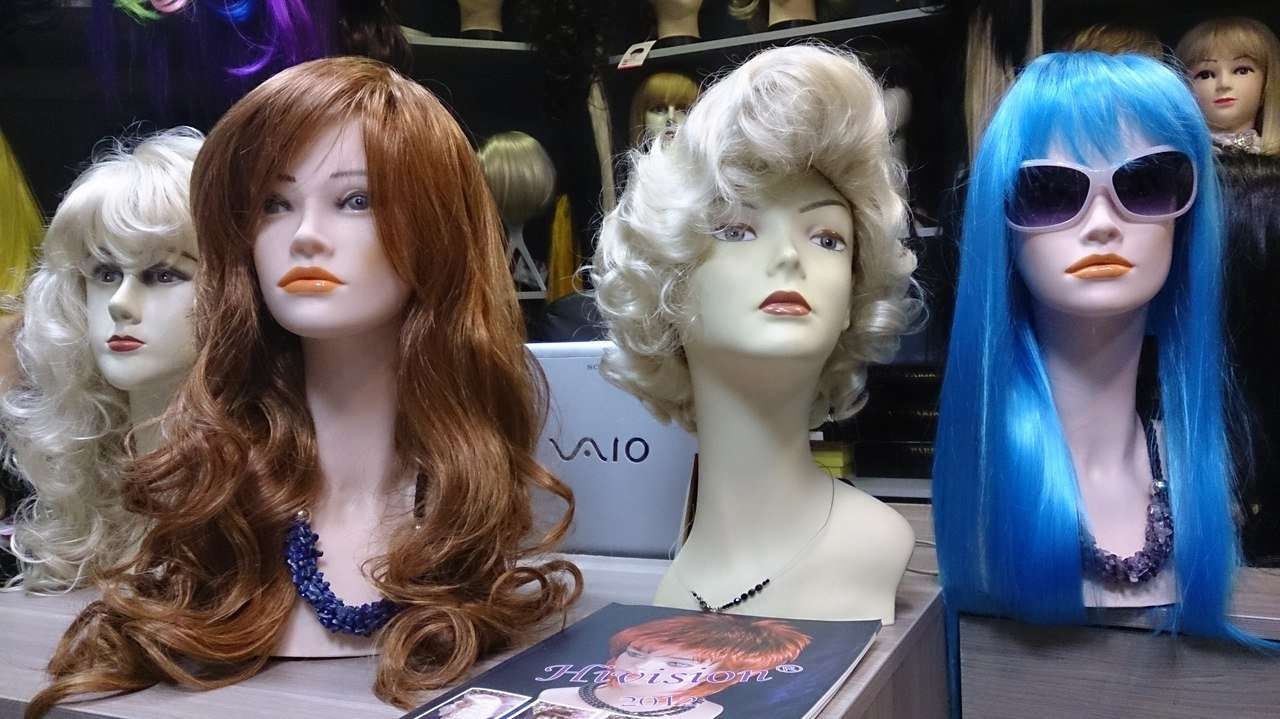 Купить волосы тверь. Парики в Твери. Накладные парики для женщин. Магазин париков в Твери. Пару париков.