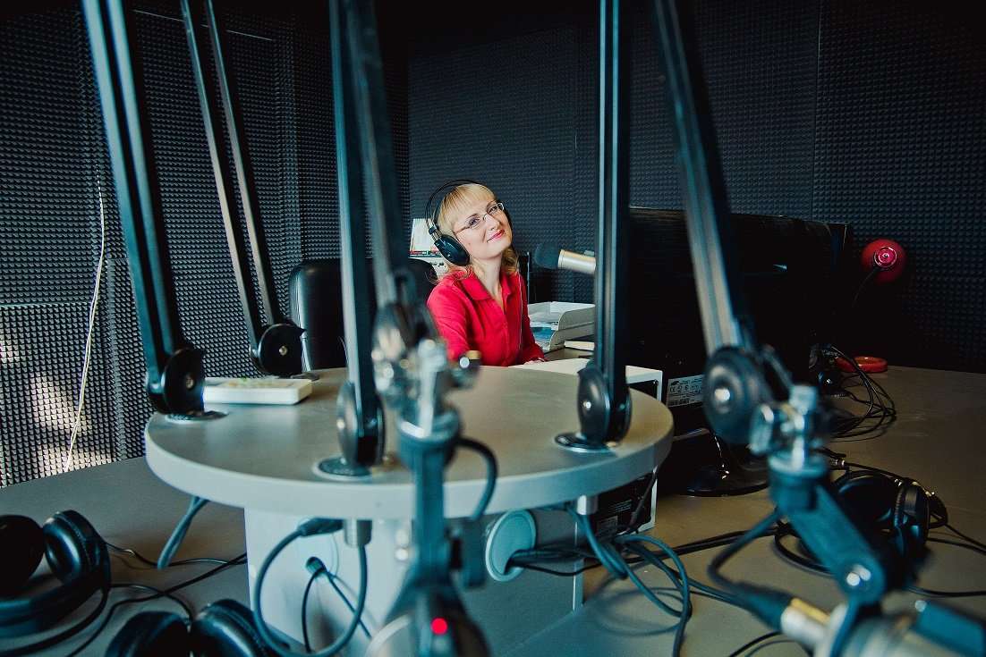 Радио пилот екатеринбург. Ведущая пилот радио Тверь. Пилот радио 102.7. Кира пилот радио